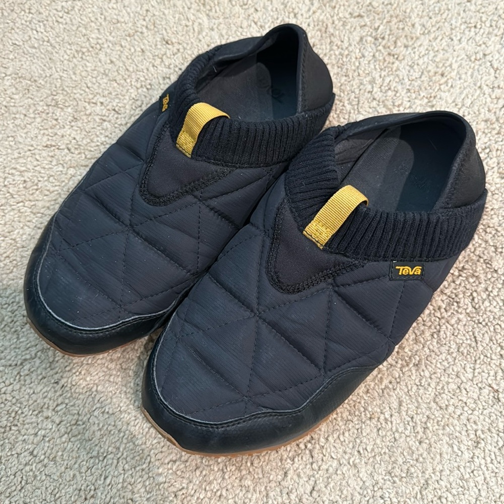 Teva insulated slip ons size 9